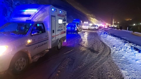 یک کشته و ۱۹ مصدوم در سقوط و برخورد بهمن با اتوبوس در جاده چالوس