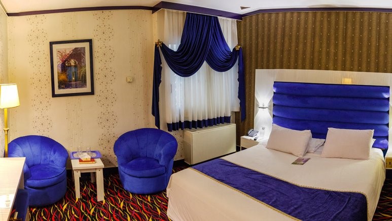 اتاق 2 تخته هتل عالی قاپو اصفهان با تم آبی