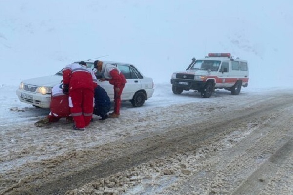 رهاسازی ۱۵۸ خودروی گرفتار در برف کرمان/به۵۸۰ حادثه دیده در محورهای استان امدادرسانی شد
