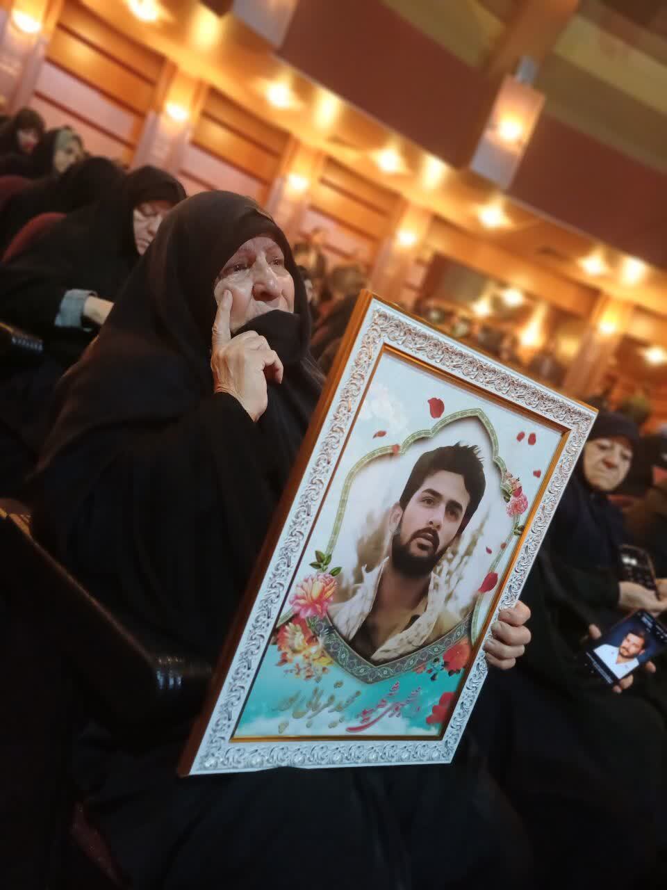 مادران و همسران شهدا ستونهای پایداری این کشورند مادران و همسران شهدا ستونهای پایداری این کشورند