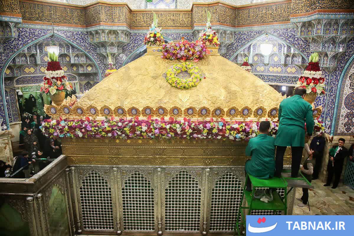 گزارش تصویری/ گلآرایی ضریح مطهر بانوی کرامت در آستانه میلاد حضرت فاطمه زهرا سلام الله علیها گزارش تصویری/ گلآرایی ضریح مطهر بانوی کرامت در آستانه میلاد حضرت فاطمه زهرا سلام الله علیها